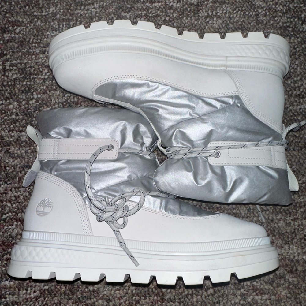 Timberland moon boots NEw never worn women’s 7.5